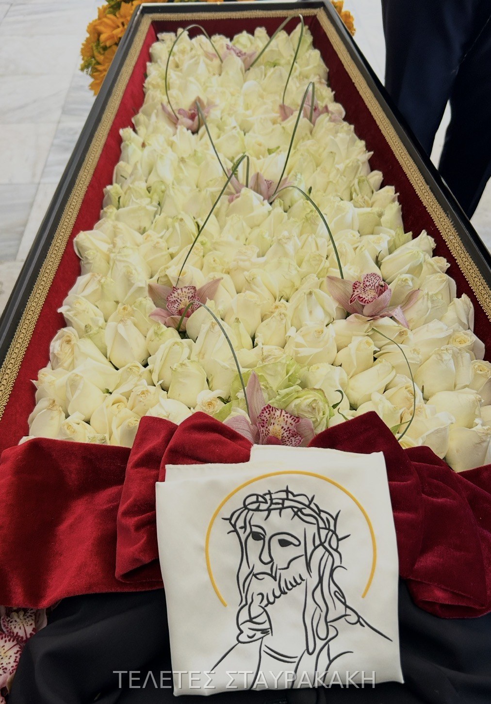 Μαύρο γυαλιστερό φέρετρο σε εκκλησία