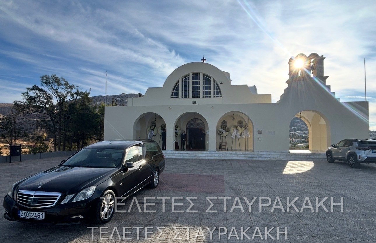 Καφέ γυαλιστερό φέρετρο σε εκκλησία