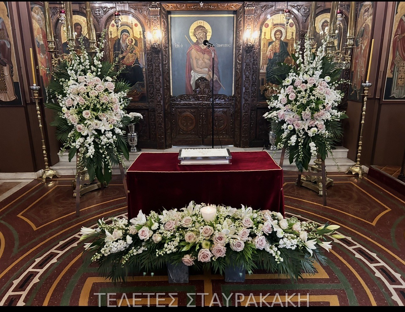 Νεκροφόρα μπροστά σε εκκλησία